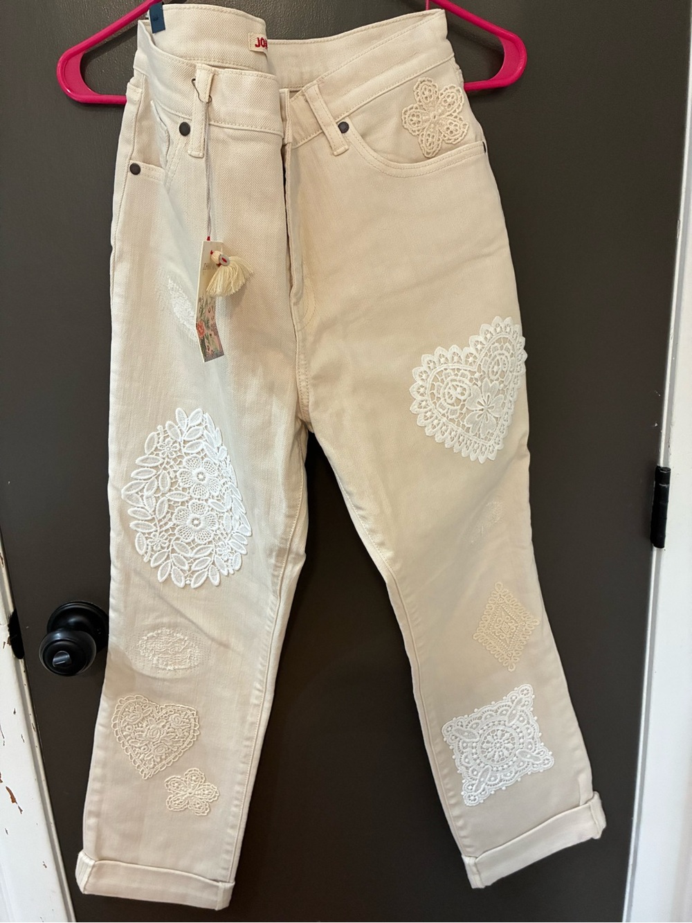 Johnny Was NWT CUTE 🥰 Cream Embroidered Ankle Jeans